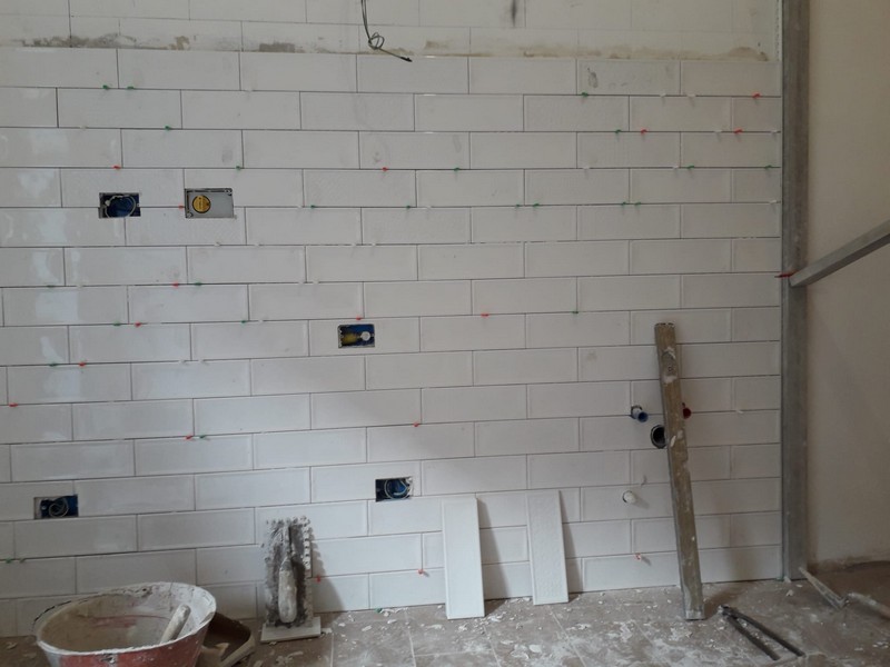 Pavimenti e rivestimenti in ceramica - marmo - linoleum - parquet - resine industriali e di arredo
